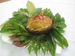 Thưởng thức mắm đùm hấp gáo dừa đặc sản miền Tây