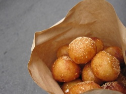 Quán bánh rán hơn 15 năm hút khác ở Hà Nội