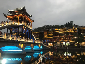 TRƯƠNG GIA GIỚI PHƯỢNG HOÀNG CỔ TRẤN  5N4Đ